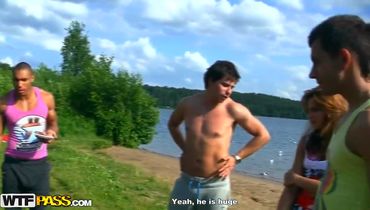 На берегу Финского залива шлюшка из Уфы ублажает пятерых мужиков